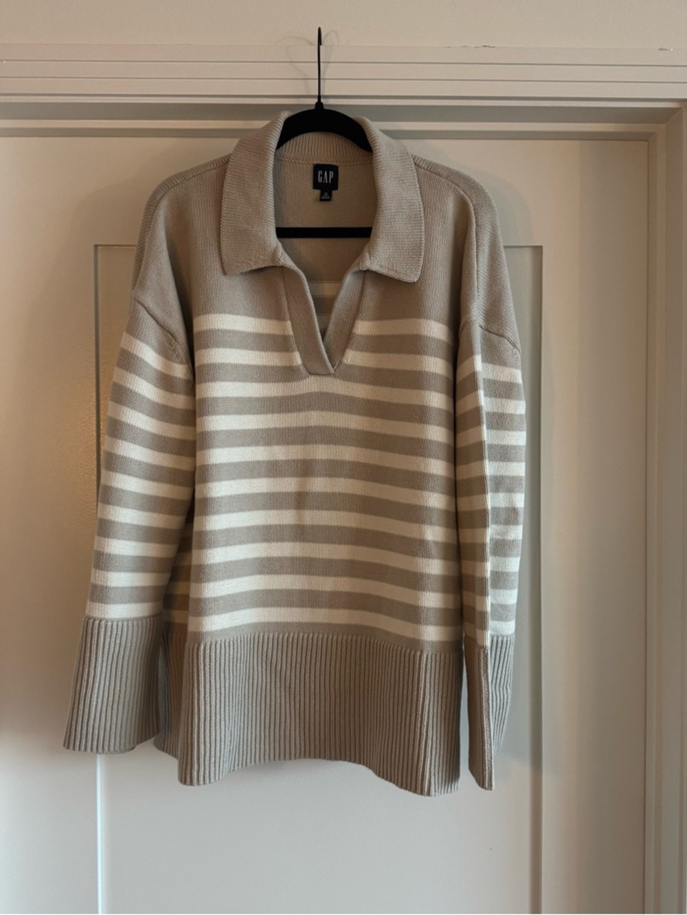 GAP Striped V-Neck Collared Sweater in Cream and Beige